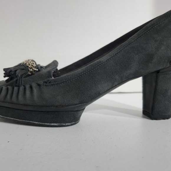 Stuart Weitzman Sz 7 Dark Gray/Black Suede Chunk Heels With Tasseld